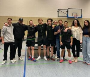 Mehr über den Artikel erfahren Oberliga NRW 1. Herren – knapper 6:4-Sieg vor fast 100 Zuschauern gegen Union Velbert III! 🎉🏓
